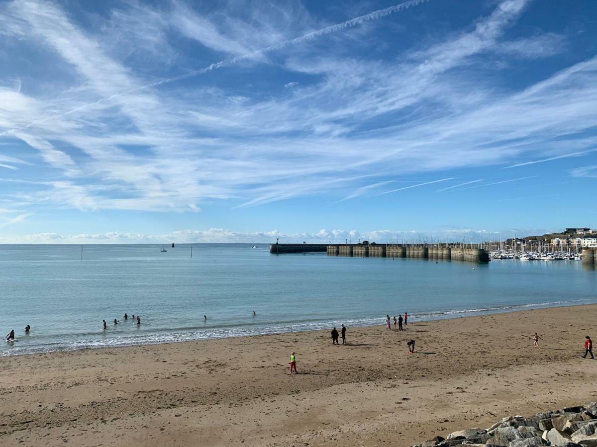 Les Pieds Dans L'Eau Acces Direct A La Plage ! Granville Luaran gambar